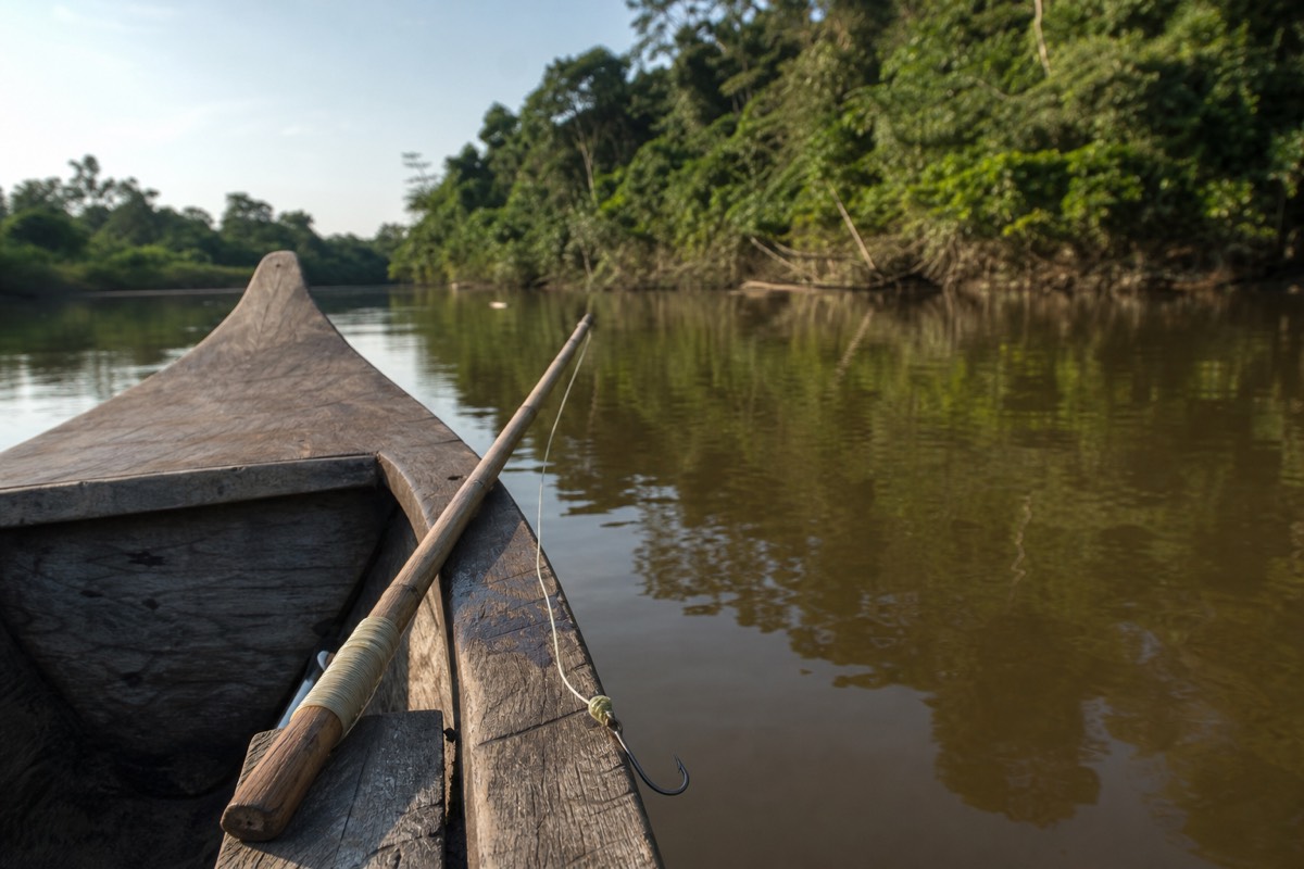 A simple hand line set up for piranha fishing from a canoe on an Iquitos Amazon tour